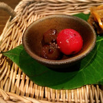 山のごはんよもぎ - （2017年9月）ブドウとトマトのマリネ
      ブドウの本来の甘酸っぱさにお酢が加わると
      なるほどーー(*′ω`)bといった味に！
      甘さと酸っぱさが交互にやってきますの♪♪