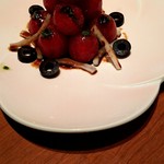 炭火やき鳥　りょう - ミニトマトのサラダ。見た目も味もステキ