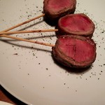 炭火やき鳥　りょう - ナニナニ！と会話が弾む子羊の香草串焼