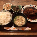 まる福 - 煮魚（カレイ）の煮付け定食（950円税込）