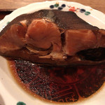 まる福 - 煮魚（カレイ）は分厚くて大きいです！
      味もしみてて、皮がプルプルで素晴らしい！