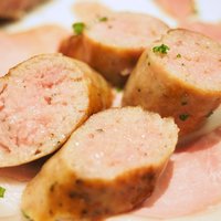 Bistro Buzz 赤坂 - 自家製ソーセージとロースハムのワンプレート 1100円 の断面