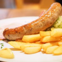 Bistro Buzz 赤坂 - 自家製ソーセージとロースハムのワンプレート 1100円 のキャベツサラダ、ボムフリット付き