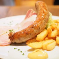 Bistro Buzz 赤坂 - 自家製ソーセージとロースハムのワンプレート 1100円 のキャベツサラダ、ボムフリット付き