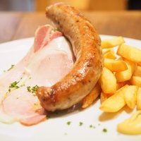 Bistro Buzz 赤坂 - 自家製ソーセージとロースハムのワンプレート 1100円 のキャベツサラダ、ボムフリット付き