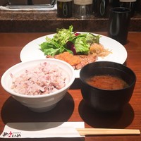 やさいや 鉄板焼野菜 赤坂店 - 北海道あか牛ステーキランチ 税込@1,080円
                シェフの方の手際がよく、ステーキが焼ける直前にごはんとお椀が提供されました！素晴らしい…