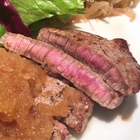 やさいや 鉄板焼野菜 赤坂店 - お肉の焼き具合はこんな感じ。柔らかくてジューシーなお肉でした。ソースは大根おろしで。