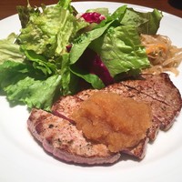 やさいや 鉄板焼野菜 赤坂店 - ステーキはこんな感じ。付け合わせのサラダはシンプルだけど、侮れない。葉が柔らかくてとてもおいしいサラダ。