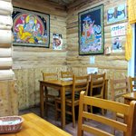 ロイヤルインド - 店内はログハウス風です　