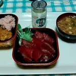 大漁丼家 - 5番寿司ネタ鮪の鉄火丼、１８番カニウニイクラ丼、日本酒