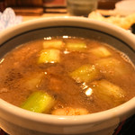 味奈登庵 - つゆには牛肉とねぎがしっかり入っている。牛肉は沈んでしまっているので、シャシンだとねぎしか見えないけどね。