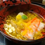 つる由 - 大きな車海老と雲丹の椀物は菊の花弁が…