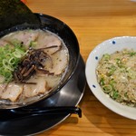 博多麺道楽 - チャーシューメン（850円） チャーハンセット（250円）
