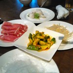 盤古茶屋 - 中央は前菜。エビ団子とか春雨もいけます。