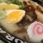 Ra-men Kagura - タマゴの上にあるレモンがポイントです