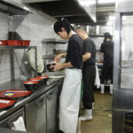 狐狸庵 - カウンターから見える厨房の様子