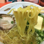 ひだるか屋 - 麺は中細で黄色い