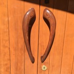 ぽん多本家 - 流線型の木の無垢のドアノブ