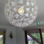 ミツバチガーデン カフェ - 店内の照明どこかに38が…