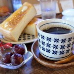 灯 - トースト朝ごはん、ピオーネ付き