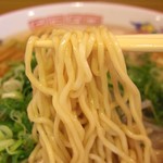 らーめん 紫龍 - 2017年9月　麺持ち上げ