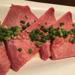 島根県産新鮮タン刺し、このメニューに自信のほどがうかがえる