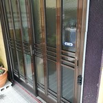 お食事処 なるみ - 一見手動、、、の自動ドア(笑)