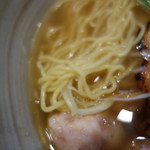 軽く縮れた中細麺
