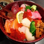 魚心 新宿総本店 - 彩り海鮮丼