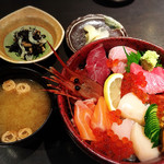 魚心 新宿総本店 - お味噌汁、ガリ、小鉢がつきます