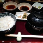 Teppanyaki Keyaki - ご飯の固さ、○！柔らかすぎないのが好み。
                        タレは醤油系か。　
                        香の物は浅漬けぽいのが、一口分くらい...