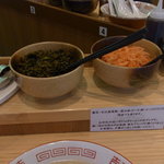 博多ラーメンセンター - 卓上の辛子高菜や紅生姜