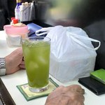 キッチン メグ - メニューにない緑茶割りを頼む常連さん