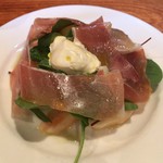山梨産桃と生ハムのサラダ