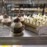 Toshi Yoroizuka - ケーキショーケース