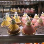 Toshi Yoroizuka - ケーキショーケース