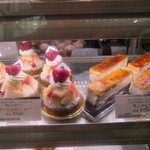 Toshi Yoroizuka - ケーキショーケース