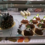 Toshi Yoroizuka - ケーキショーケース