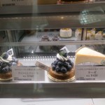 Toshi Yoroizuka - ケーキショーケース