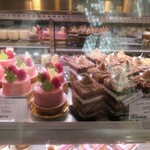 Toshi Yoroizuka - ケーキショーケース