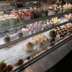 Toshi Yoroizuka - ケーキショーケース全景