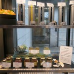 Toshi Yoroizuka - 店内模様