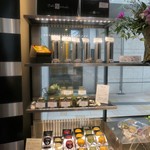 Toshi Yoroizuka - 店内模様