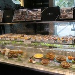 Toshi Yoroizuka - 店内模様