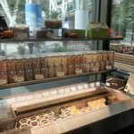 Toshi Yoroizuka - 店内模様