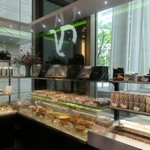 Toshi Yoroizuka - 店内模様