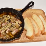 3种蘑菇和培根的大蒜橄榄油风味锅 (附法棒面包)