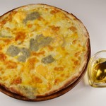 Pizza with 5 kinds of cheese