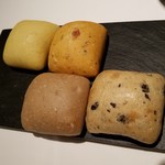 ホテルグランバッハ熱海クレッシェンド - 何種類かのパン：黒オリーブのがとてもおいしかった