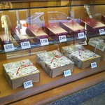 Echigoya Tareidou - 店内中央にカステイラが並んでいます。